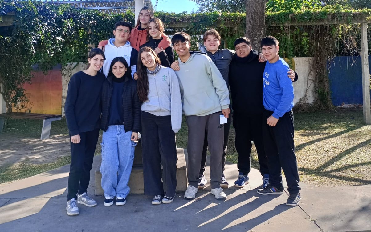 Los jóvenes toman el micrófono: debutó “La voz de la 303”, el nuevo programa de la Escuela Llambi Campbell