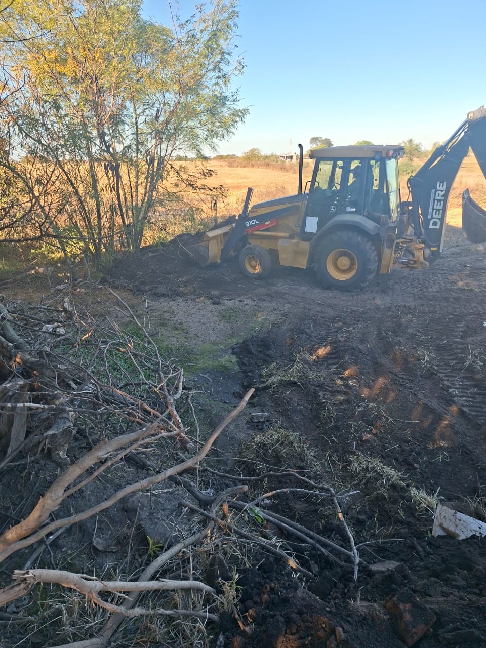 La Comuna revirtió excavaciones ilegales en la zona de vías y advierte sobre sanciones federales