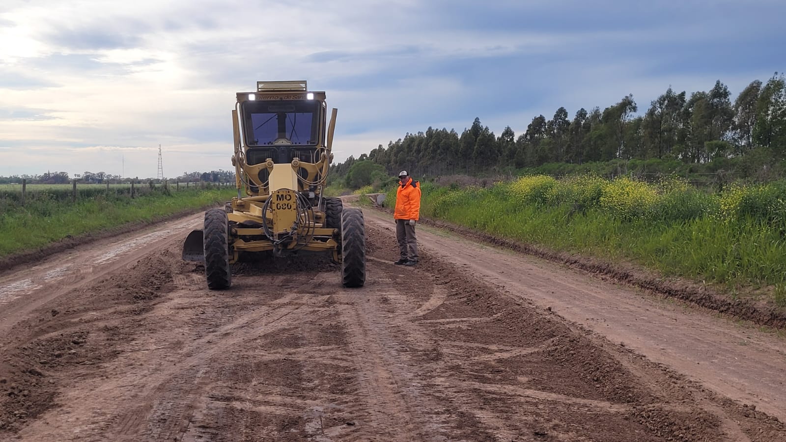 Llambi Campbell no se detiene: Comenzó la histórica obra de ripiado en la Ruta Provincial 80s